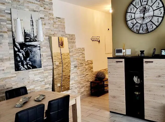 Varese Prime - Large Independent Apartment, Air Conditioning, 2 Bathrooms, 2 Free Covered Parking Spaces, No Restricted Traffic Zone, Train Station 100M, Theatre 150M, Historic City Centre