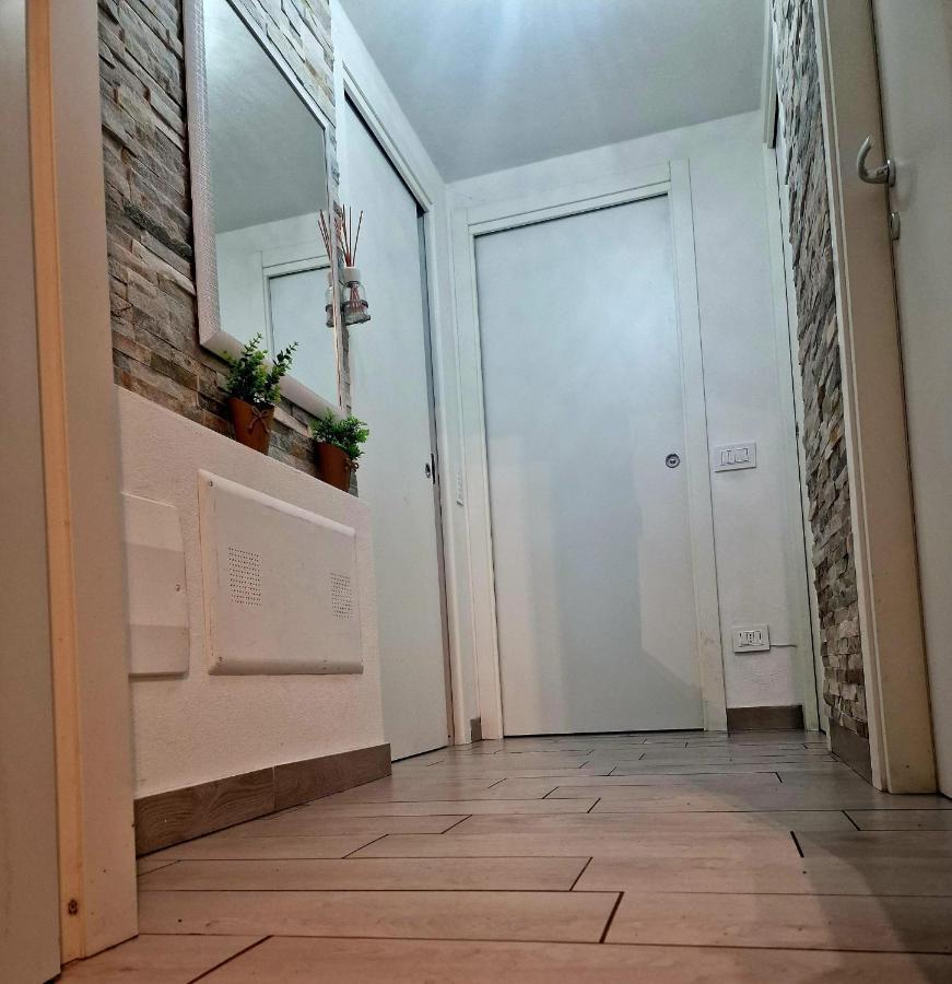 Prime: With Ac And Parking Near Train Station Apartment