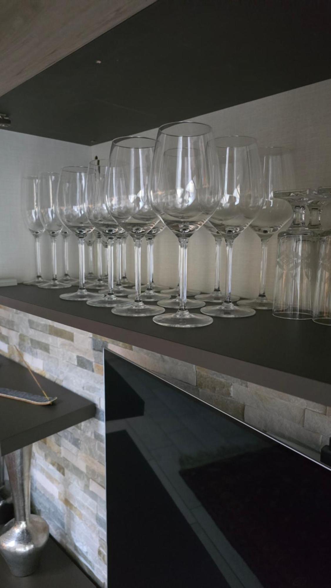 Prime: With Ac And Parking Near Train Station Apartment