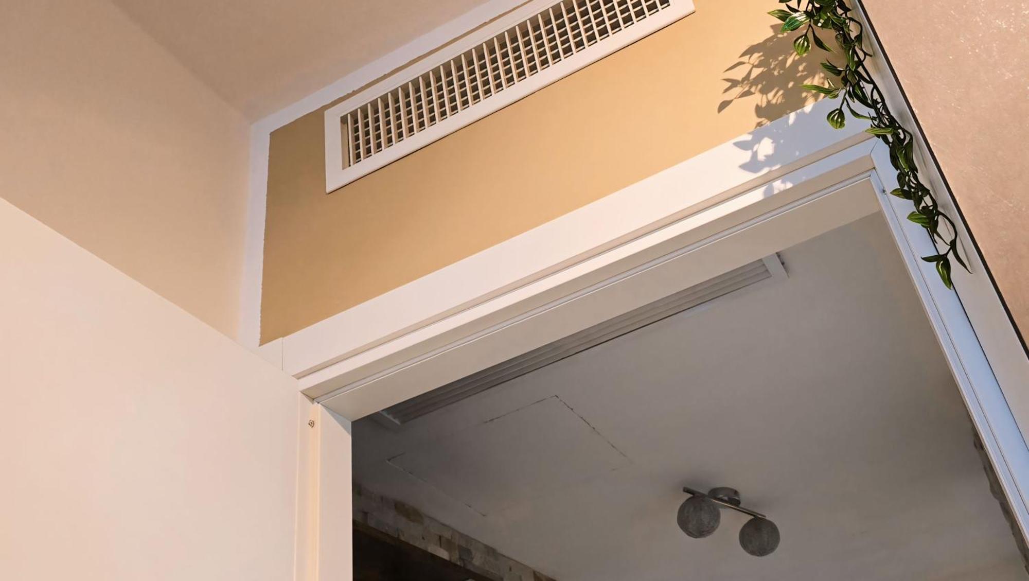 Apartment Prime: With Ac And Parking Near Train Station