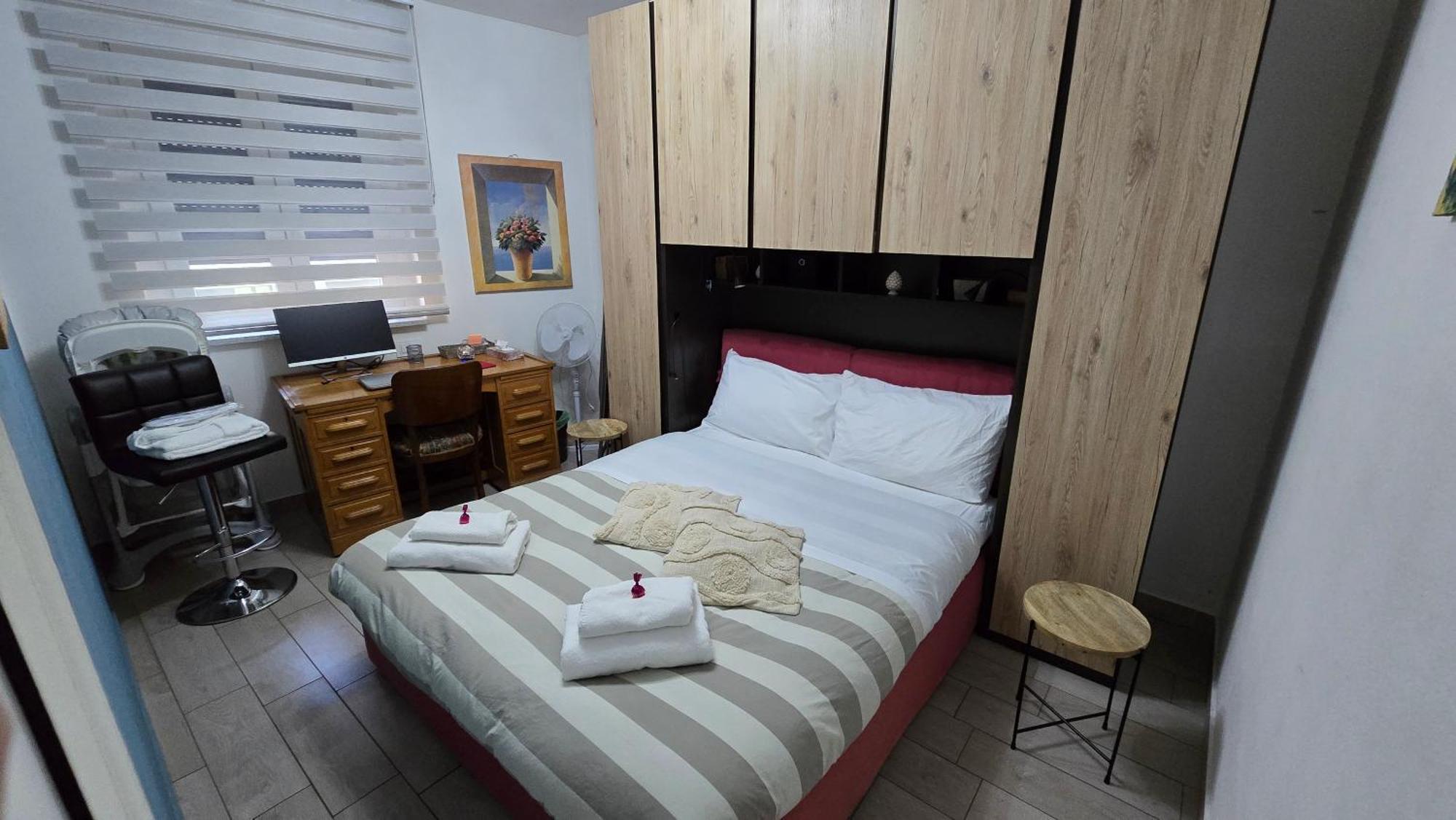 Prime: With Ac And Parking Near Train Station Apartment