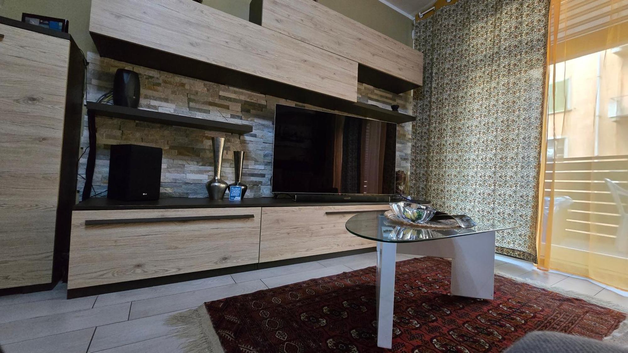 Apartment Prime: With Ac And Parking Near Train Station