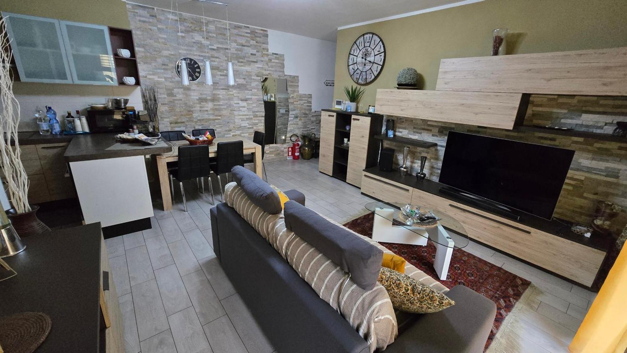 Apartment Prime: With Ac And Parking Near Train Station *