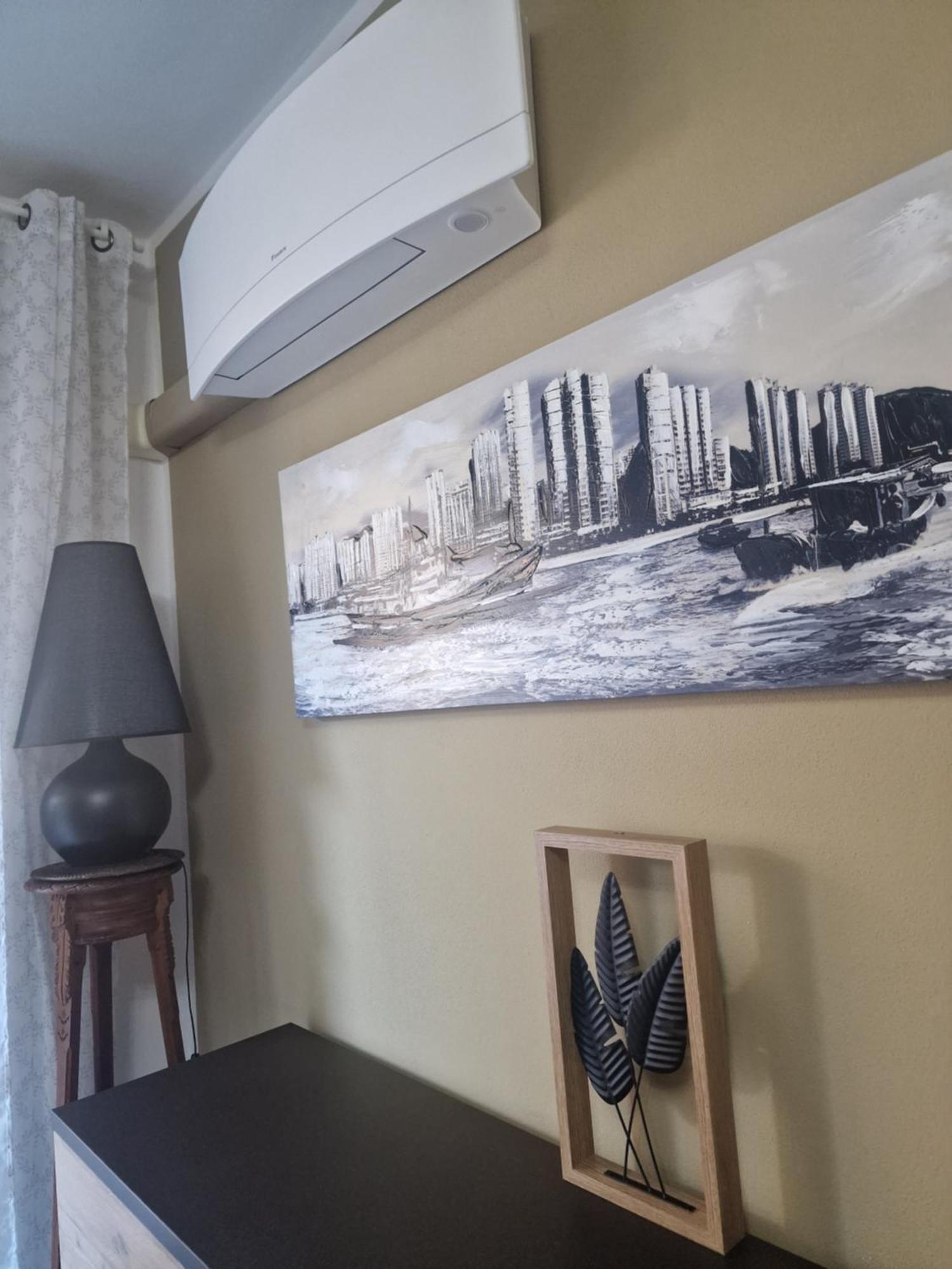 Prime: With Ac And Parking Near Train Station Apartment